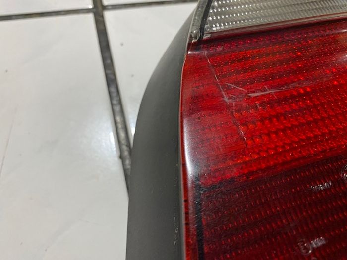 Detail tambalan pada mika lampu mobil pecah