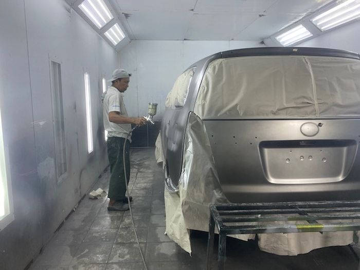 Ilustrasi mengecat mobil dengan cat polyurethane di ruang oven