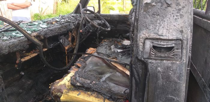 Kondisi Mitsubishi L300 yang dilalap api di dekat Pintu Tol Colomadu, Karanganyar, Selasa (10/01/2023).