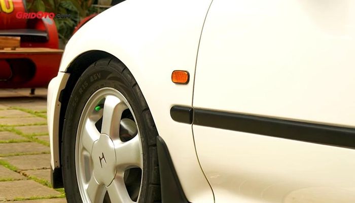 Side marker atau sein fender pada sisi kiri Honda Civic Estilo