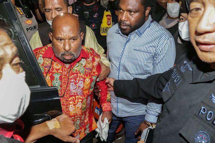 Gubernur Papua, Lukas Enembe berbatik merah saat diamankan KPK
