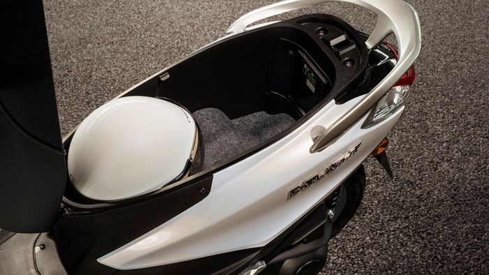 Bagasi Yamaha D'elight mampu menampung satu helm full face.