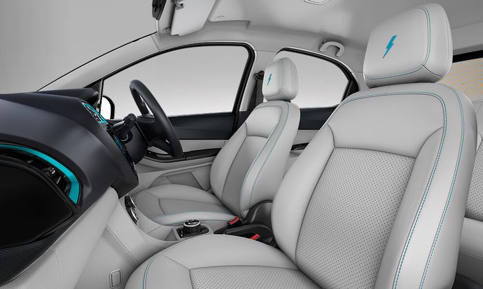 Interior Tiago EV Blitz masih sama seperti standar, tapi dengan tambahan logo biru di headrest.