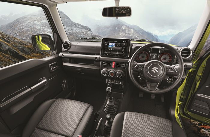 Kabin dasbor Jimny 5 pintu masih serupa dengan Jimny 3 pintu.