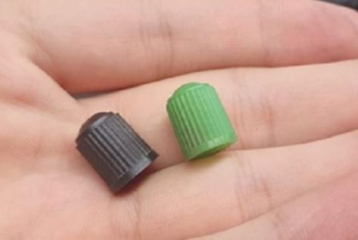 Tutup pentil ban dibagi menjadi dua warna hitam dan hijau