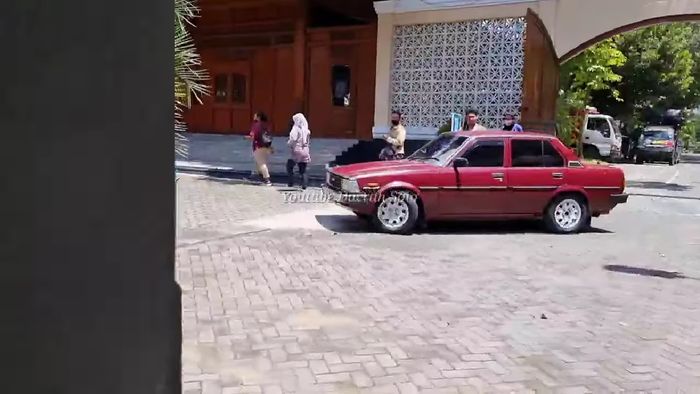Momen ketika Mangkunegara X berkunjung ke Balai Kota Solo naik Toyota Corolla DX.