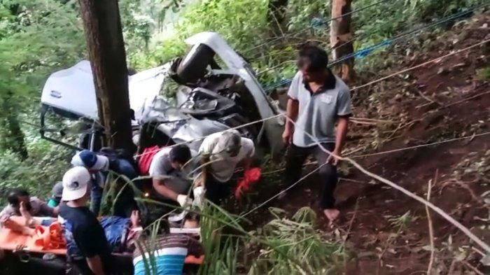 Contoh insiden rem blong yang menimpa Toyota Avanza di Jalur Cangar-Pacet, Sabtu (14/01/2023).