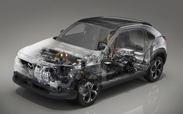 Mazda MX-30 R-EV memiliki sistem plug-in hybrid serial dengan mesin rotary sebagai generator.
