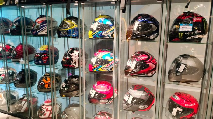 Helm branded di Gasoline Motoworld