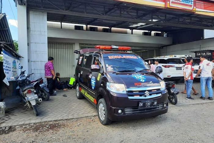 Ambulans mengevakuasi dua pemotor yang menjadi korban tabrak Toyota Fortuner di jalan raya Jember, desa Setail, Genteng, Banyuwangi
