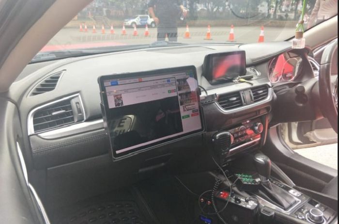 Layar monitor di dalam mobil patroli yang dipasang kamera ETLE.