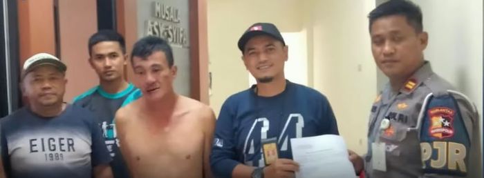 pelaku pembobolan ATM Pondok Gede yang ditangkap Pratu Taufik digiring ke Polsek Cipayung.