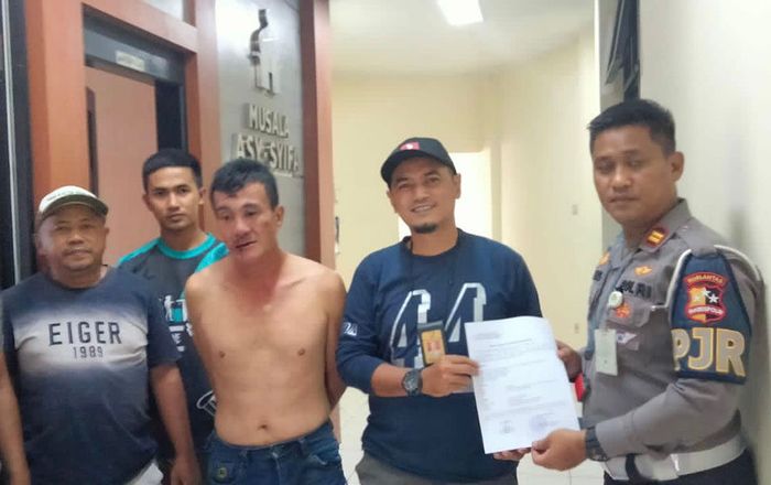 Unit PJR dan Pratu Taufik serahkan pelaku pembobol mesin ATM inisial K yang ditangkap setelah lari bawa Toyota Avanza masuk ke tol Dalam Kota