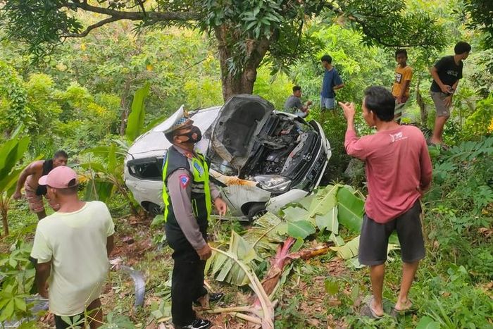 Daihatsu Ayla berisi empat bule Rusia anjlok ke jurang sedalam 25 meter di Tigawasa, Banjar, Buleleng, Bali