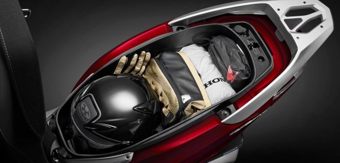 kapasitas bagasi Honda Lead 125 mencapai 37 liter.