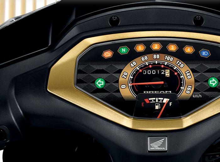 walaupun masih analog, speedometer Honda Dream 2023 masih terlihat mewah berkat lis emas di sisinya.