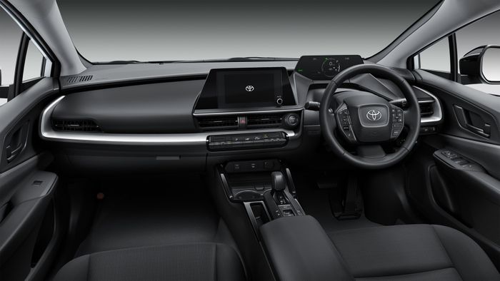 Meski interiornya relatif polos, Prius U mendapatkan upgrade hardware dan software berkala.