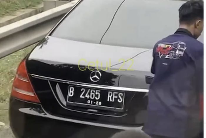 Mercedes-Benz S350 bernopol B 3465 RFS yang dikemudikan pelaku.
