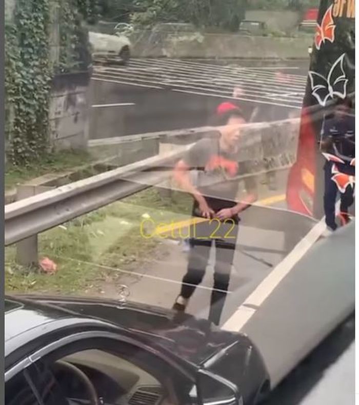 Terekam jelas sopir Mercy S300L pelat B 2465 RFS masukan pistol ke celana saat ribut di jalan