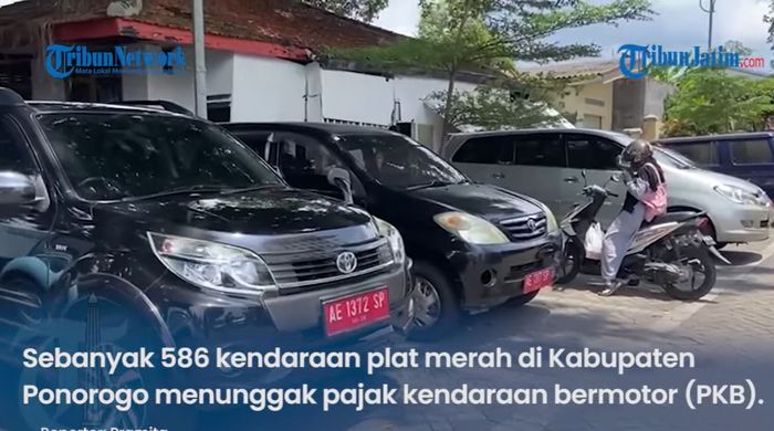 Toyota Rush dan Avanza pelat merah yang terparkir di Pemkab Ponorogo