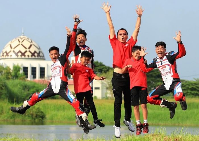 Rudi Hadinata bersama para pembalap muda berbakat di ART Jogja