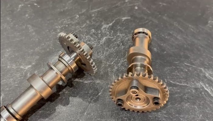 Dudukan cam shaft menggunakan bearing