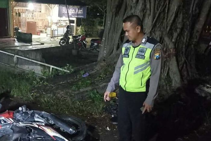 Polisi evakuasi jasad pasien rumah sakit jiwa Lawang, Malang yang tewas tabrak pohon beringin di Blitar setelah kabur pakai Honda Supra X 125
