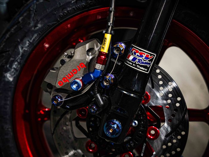 Kit suspensi depan pakai produk RSV racing plus kaliper rem Brembo 