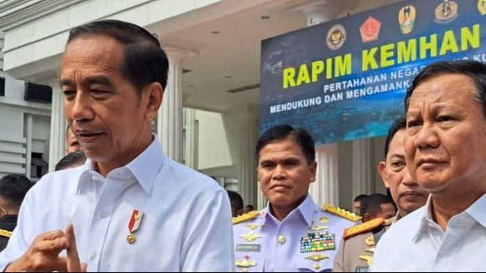 Presiden Joko Widodo bersama Menteri Pertahanan Prabowo Subianto ketika menemui awak media usai Rapat Pimpinan Kementerian Pertahanan di kantor Kemenhan