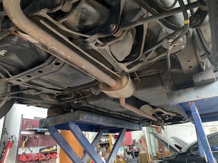 Ilustrasi knalpot mobil bocor.