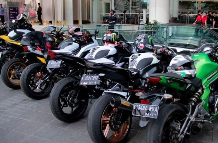 Ilustrasi area parkir khusus untuk moge di mall.