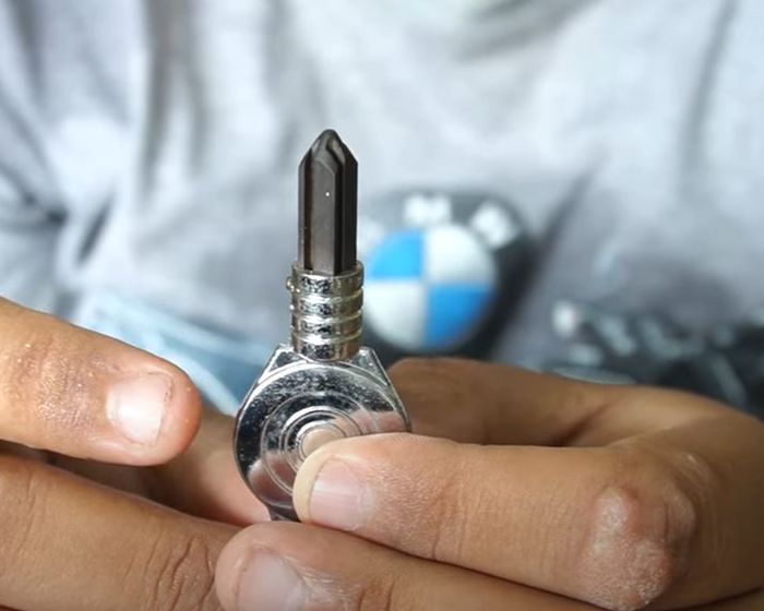 Kunci motor jenis segi empat paling aman dari maling