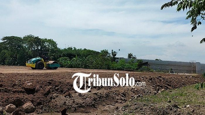 Pengurukan tanah proyek tol Solo-Jogja pada bekas makam dan sawah angker di desa Kateguhan, Sawit, Boyolali, Jawa Tengah