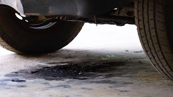 Tetesan oli di kolong mobil menandakan ada kebocoran oli dari mesin atau komponen lain.