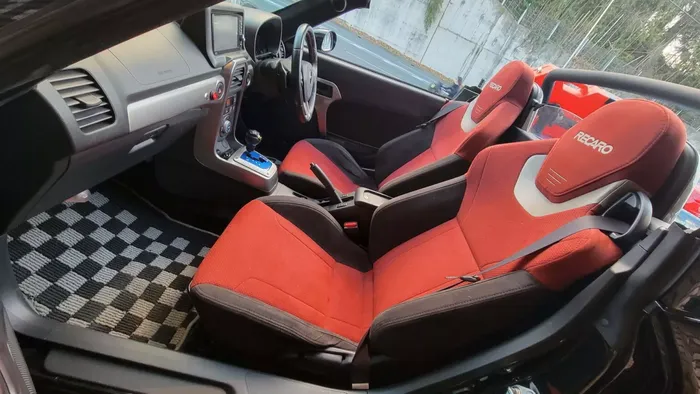 Kabin ditambahkan sepasang jok Recaro warna merah