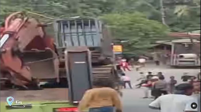 Ekskavator yang disewa anggota Babinsa, Kopka Azmiadi dengan dana pribadi dari hasil gadaikan motor demi tarik truk biang kemacetan