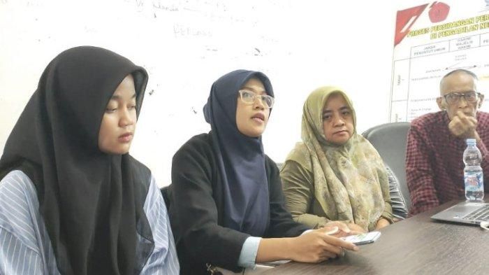 Keluarga Selvi Amalia Nuraeni yang membantah keterangan Kapolres Cianjur, AKBP Doni Hermawan terkait pelaku tabrak lari Audi A8