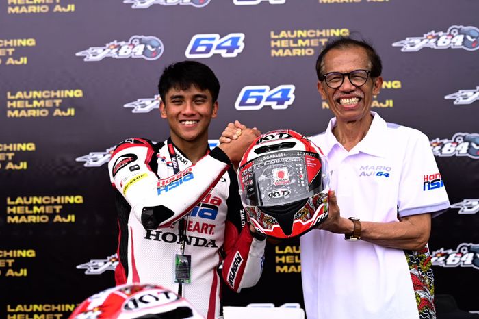 Mario Aji pamer helm untuk Moto3 2023