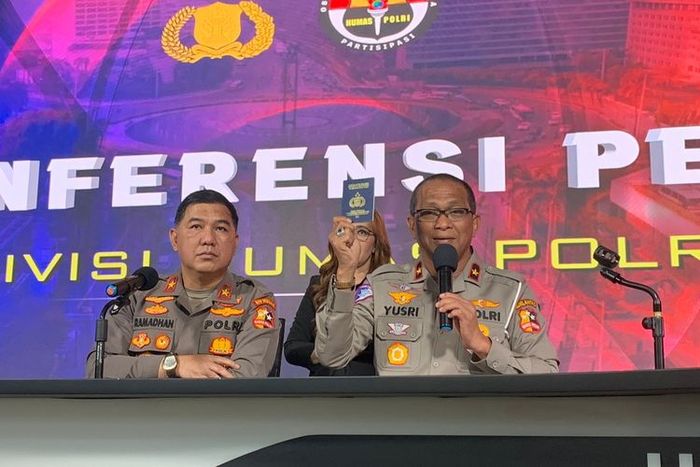 Dirregident Korlantas Polri, Brigjen Pol Yusri Yunus (kanan) menunjukan BPKB terbaru berbasis elektronik