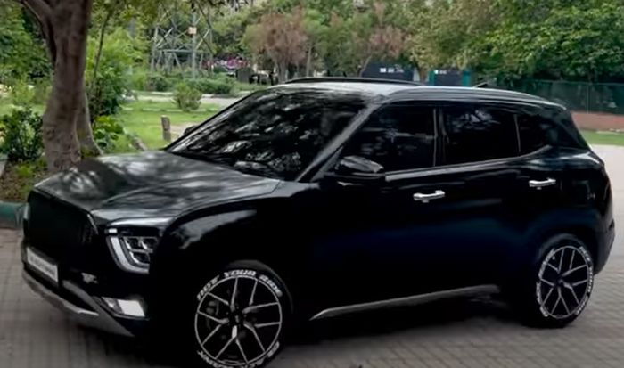 Hyundai Creta ini pakai gril sarang lebih warna hitam, dan pilar C yang diwrapping stiker hitam