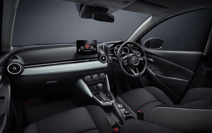 Interior Mazda2 BD yang mendapatkan aksen sewarna bodi.