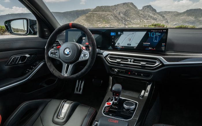 Interior BMW M3 CS sudah mendapatkan sentuhan serat karbon dan BMW Curve Display.