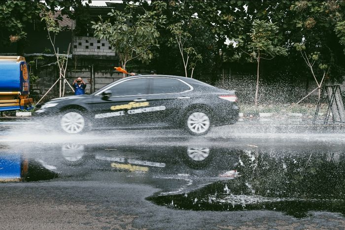 Pengujian ban Goodyear Assurance ComfortTred (ACT) yang dipasangkan pada Toyota Camry saat pengetesan panic braking di jalanan basah