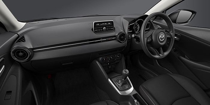 Interior Mazda2 varian juga tampil lebih polos dari lainnya.