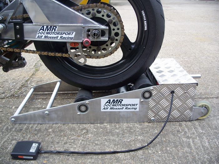 Ada berbagai bentuk roller starter di motor balap, konsepnya sama yakni untuk memutar roda belakang