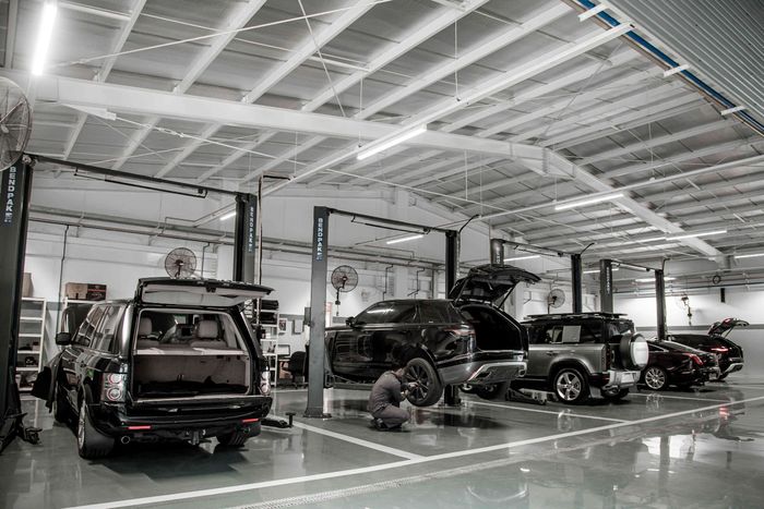 Jaguar Land Rover akhirnya buka showroom pertamanya di Pantai Indah Kapuk, Jakarta Utara.