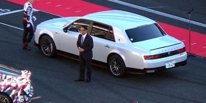 Akio Toyoda bersama Toyota Century GRMN.