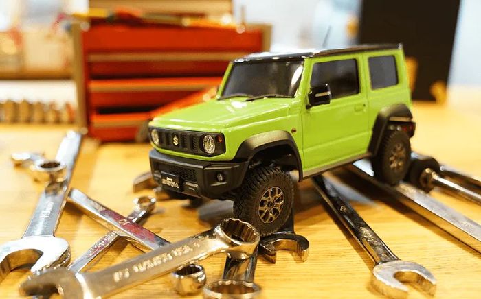 detail tampilan RC Suzuki Jimny lansiran Kyosho yang berskala 1 banding 18.