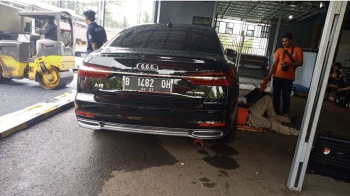 Tampak belakang Audi A6 hitam yang sempat disebut milik Kompol D, tapi dibantah oleh polisi.