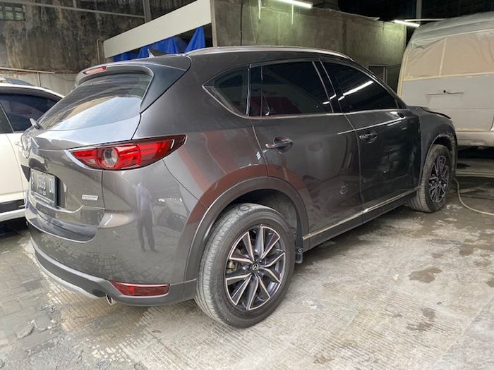 Cat mobil Mazda warna Machine Grey menggunakan cat candy.